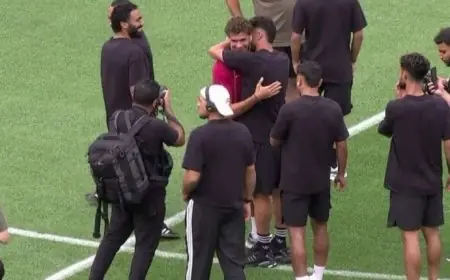 لم شمل في “كامب نو”.. حمزة عبد الكريم يستقبل لاعبي الأهلي قبل مواجهة برشلونة «صور»