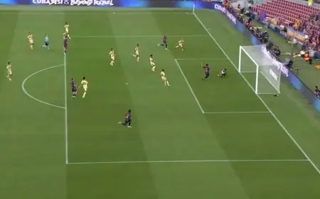 برشلونة يتقدم على الأهلي بهدفين في الشوط الأول بفضل تألق حمزة عبد الكريم ورافينيا