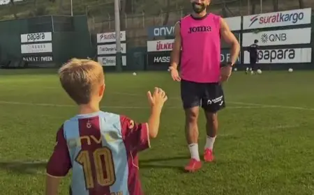 محمد صلاح يرحب بأشهر عاشقي ليفربول في تدريبات طرابزون سبور