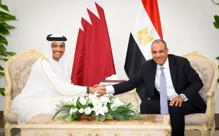 وزير الخارجية يناقش تعزيز العلاقات مع رئيس حكومة قطر ويتابع مستجدات الأوضاع الإقليمية في العلمين