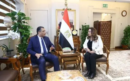 منال عوض تستعرض مبادرات التنمية ومنظومة المخلفات بمحافظة البحر الأحمر مع المحافظ