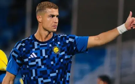 رونالدو يستقبل لاعبي النصر في الدمام قبل المواجهة الحاسمة ضد الاتفاق