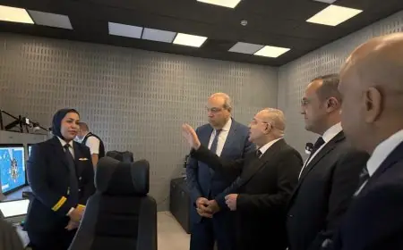 وزير الطيران المدني يشرف على بدء تشغيل الأنظمة الرادارية المتطورة في برج المراقبة بمطار القاهرة