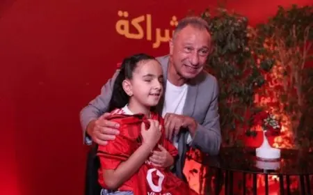 محمود الخطيب يلتقي بالطفلة «مودة محمد» ويهديها قميص النادي الأهلي