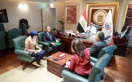 وزير الصحة المصري يناقش تعزيز التعاون الصحي مع سفير مصر في أوغندا