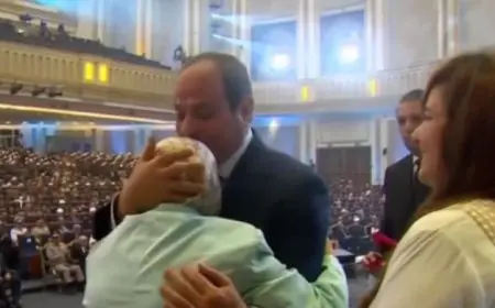 الرئيس السيسي يكرم السيدة آمال إسماعيل البالغة 83 عاماً بعد منحها الدكتوراه ووسام الجمهورية