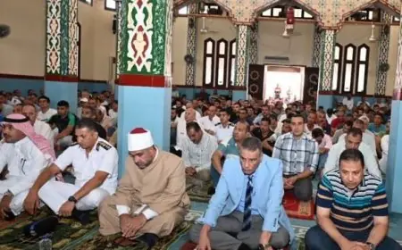 محافظ جنوب سيناء يشارك أهالي دهب في صلاة الجمعة بمسجد الكوثر