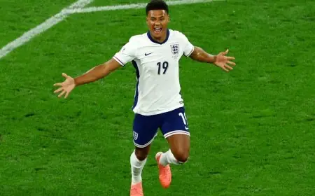وصول واتكينز إلى الرياض استعداداً لانضمامه إلى الهلال