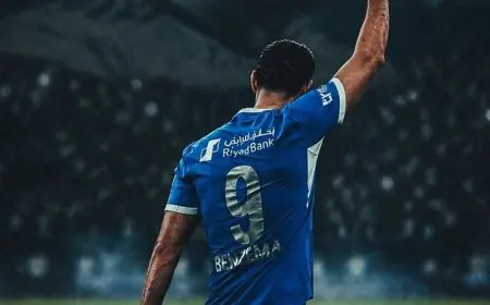 كريم بنزيما يختتم مسيرته مع الهلال ويشير إلى مواصلة اللعب في الملاعب