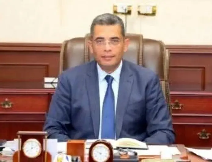 محافظ البحر الأحمر يفرض غرامة 100 ألف جنيه وسحب سيارة المياه لمخالفي الأسعار