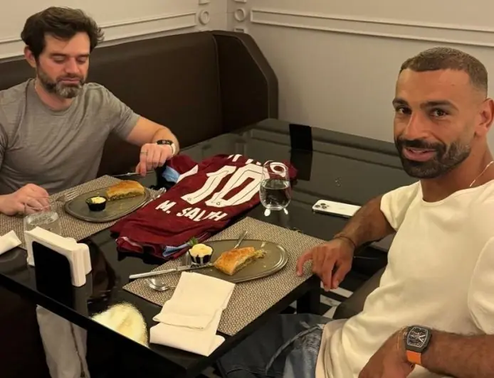 محمد صلاح ووكيله رامي عباس يسخران من بشيكتاش بحلوى تركية