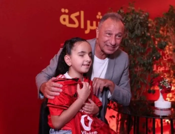 محمود الخطيب يلتقي بالطفلة «مودة محمد» ويهديها قميص النادي الأهلي