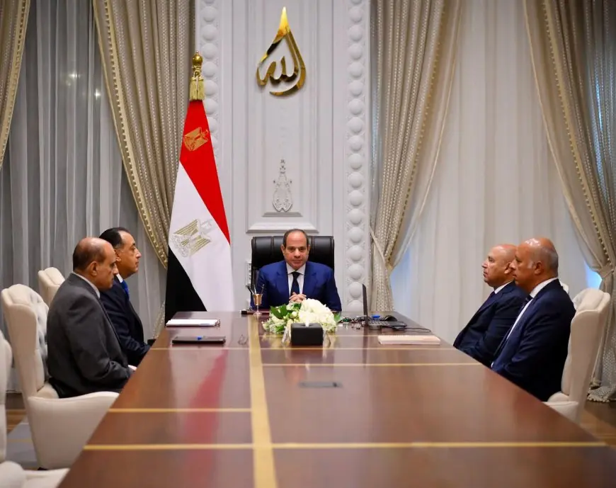 الرئيس السيسي يبحث التطورات مع رئيس الوزراء ووزير النقل ومستشار التخطيط في العلمين
