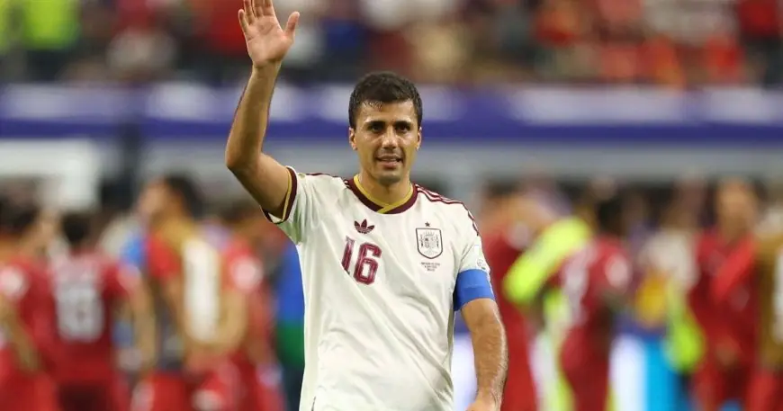 برشلونة يقود المنافسة الساخنة في الكلاسيكو الإسباني للتعاقد مع رودري