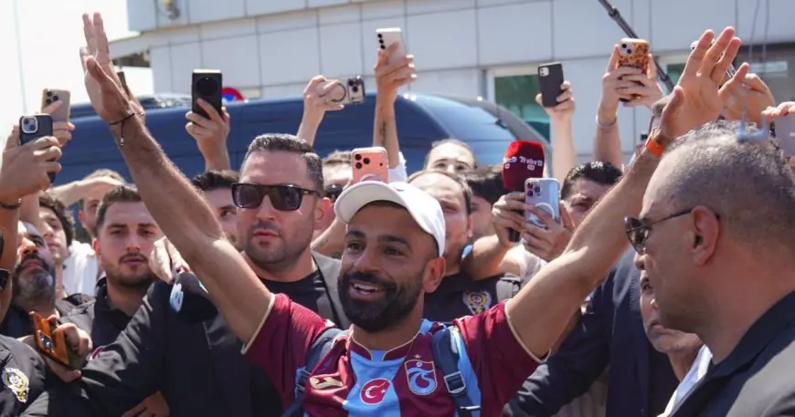 استقبال جماهيري حافل لمحمد صلاح في إسطنبول قبل انتقاله لطرابزون سبور