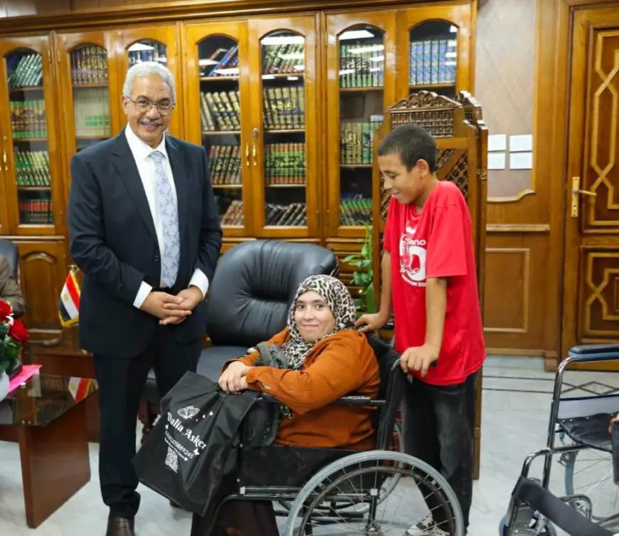 رئيس جامعة الأزهر يوفر كراسي متحركة لدعم الطلاب من ذوي الهمم وتسهيل تنقلهم داخل الجامعة