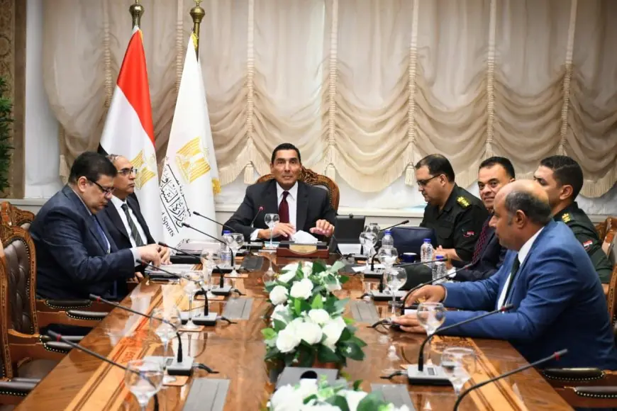 وزير الرياضة يناقش آخر تطورات بناء ستاد النادي المصري الجديد