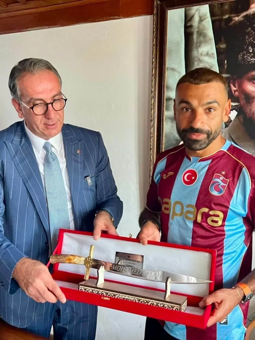 محمد صلاح يتلقى سيفًا وسكاكين وقطعة أرض كهدايا استثنائية في تركيا
