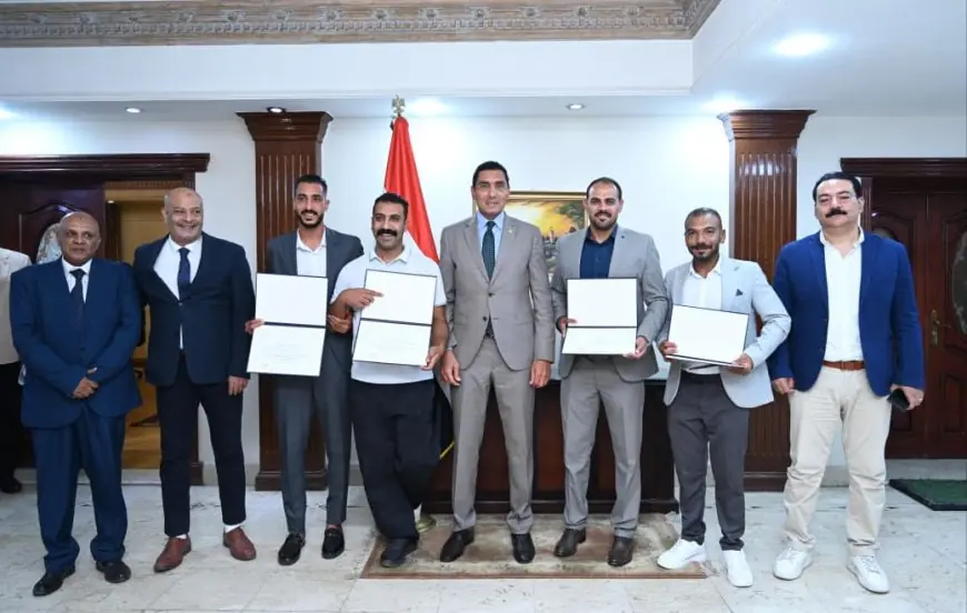 وزير الرياضة يكرّم أبطال الإنقاذ والعاملين بحمام السباحة الأولمبي في مركز التنمية الشبابية والرياضية بالجزيرة