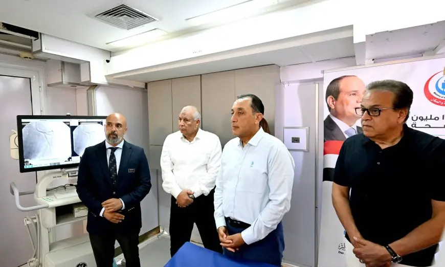 رئيس الوزراء مدبولي يستعرض الوحدة المتنقلة لعلاج السكتات الدماغية والتدخلات القلبية والعصبية والعضلية