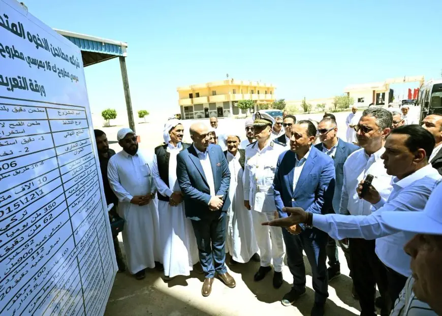 رئيس الوزراء يزور مطحنة دقيق في مطروح ليتابع سير العمل بنفسه