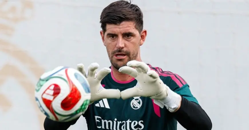 كورتوا يثني على شفافية مورينيو ويستعد للتحديات في ريال مدريد استعداداً لموسم الألقاب