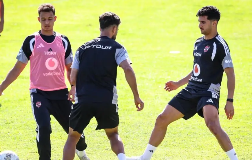 منصف الجزائري ينضم لتدريبات الأهلي بمعنويات عالية
