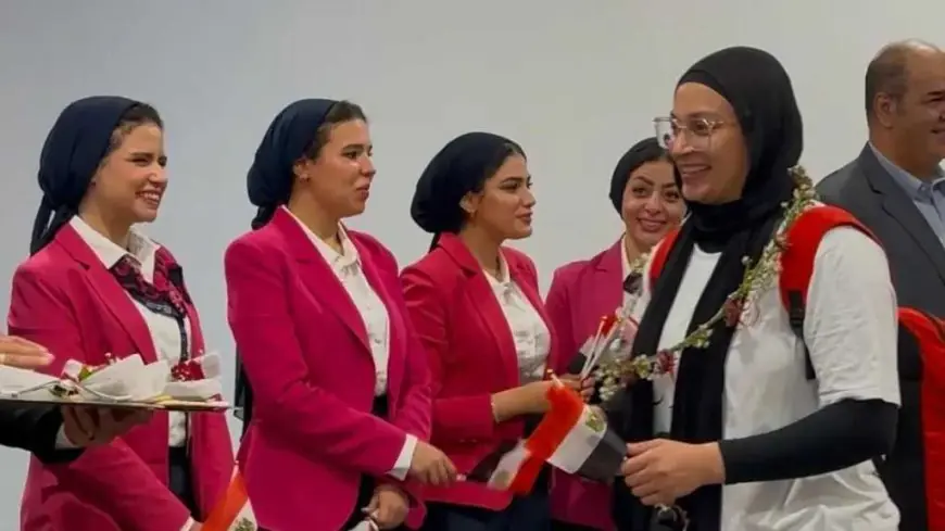 زهور وشوكولاتة في استقبال مبهر لبعثة منتخب ناشئات مصر في مطار القاهرة بعد إنجاز مونديال مذهل