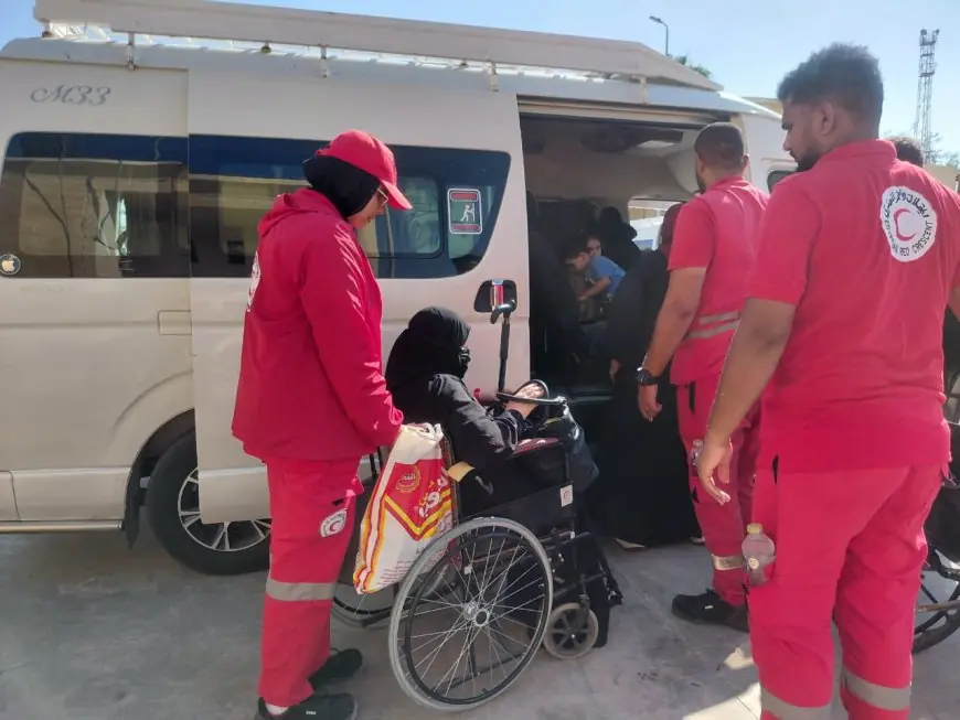 الهلال الأحمر يستمر في دعم الجرحى والمرضى الفلسطينيين بالدفعة 73 من خلال معبر رفح
