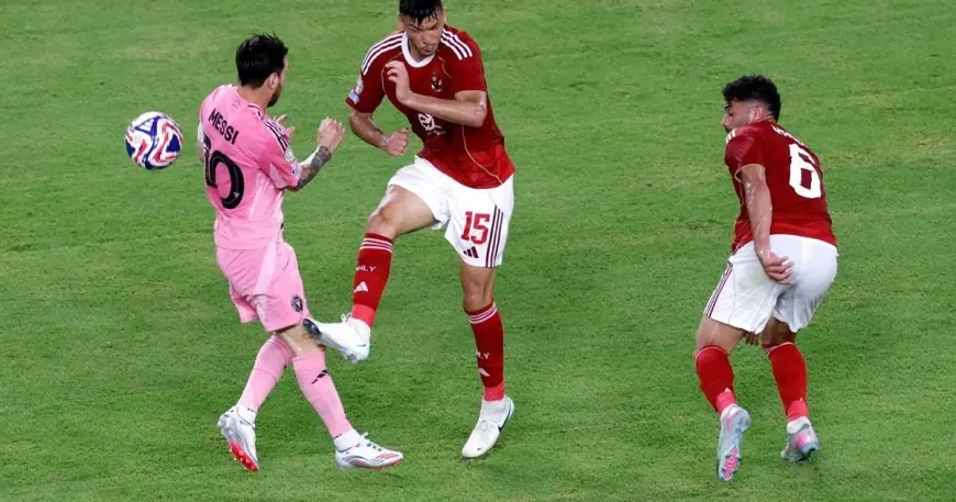 الأهلي يواجه احتمال قيد أشرف داري لتفادي رحيله بالمجان