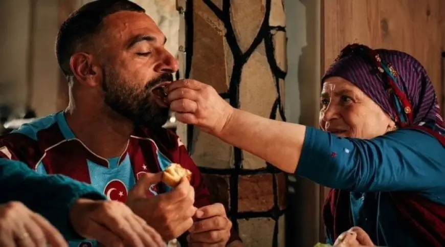 سيدة تُعلن عن محمد صلاح في تركيا: «يشبه ابني ويبتسم طوال الوقت وأرغب في رؤية زوجته»