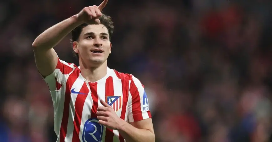 أتلتيكو مدريد يحاول جذب خوليان ألفاريز للتمرد ثم يغير موقفه