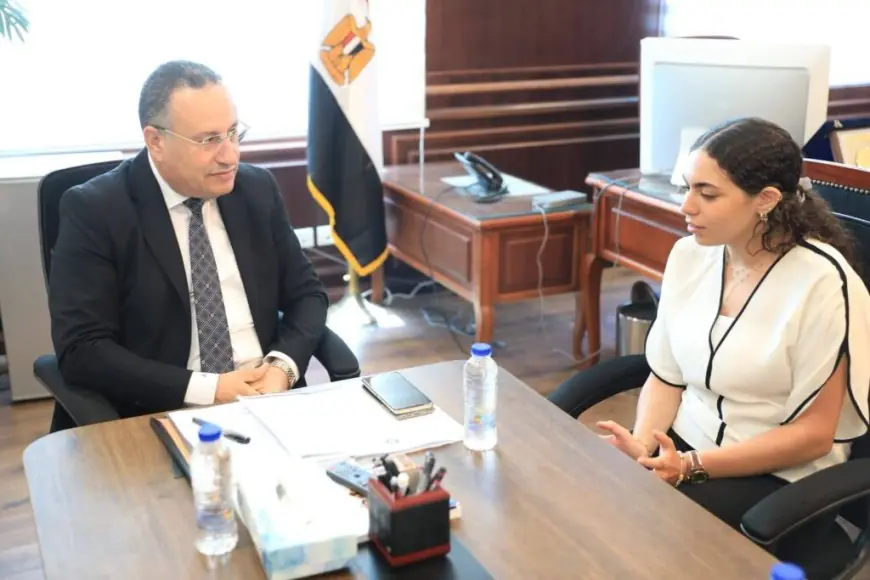 وزير التعليم العالي يكرم الطالبة هيا عمرو لإنقاذها مصابي حادث أرابيلا بلازا