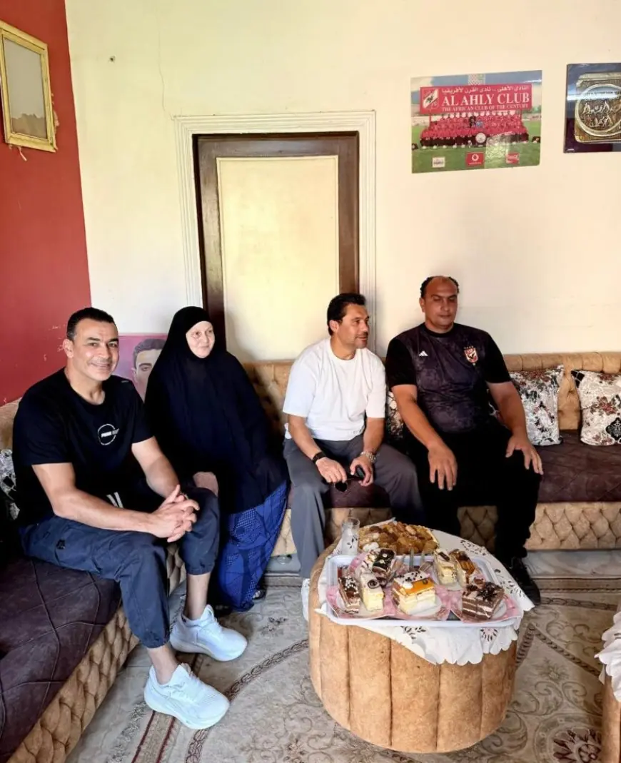 زيارة مؤثرة لعصام الحضري إلى والدة الأسطورة محمد عبد الوهاب في الفيوم