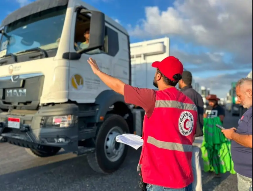 الهلال الأحمر يطلق قافلة زاد العزة لدعم غزة بـ259 حاملة مساعدات غذائية وإغاثية وطبية