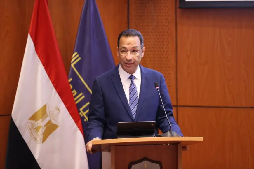 تعزيز البنية التحتية الرقمية في مطروح: وزير الاتصالات يجتمع مع المحافظ لدفع عجلة التحول الرقمي بالمحافظة