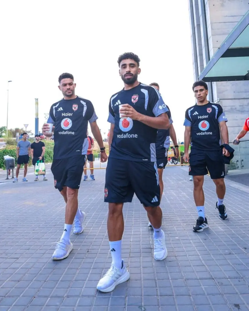 بعثة الأهلي تغادر الفندق للمران الأخير قبل مواجهة برشلونة المرتقبة