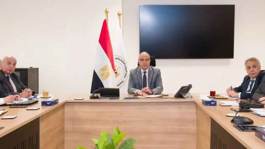 الري تتخذ إجراءات قانونية ضد قائد سيارة كسح لإلقائه مخلفات في ترعة النوافعة بالشرقية