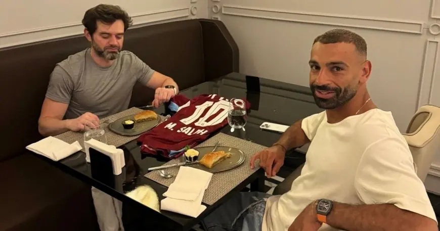 محمد صلاح ووكيله رامي عباس يسخران من بشيكتاش بحلوى تركية