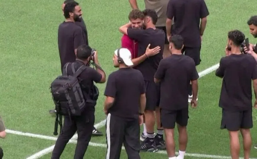 لم شمل في “كامب نو”.. حمزة عبد الكريم يستقبل لاعبي الأهلي قبل مواجهة برشلونة «صور»