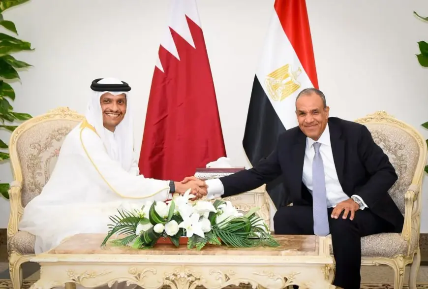 وزير الخارجية يناقش تعزيز العلاقات مع رئيس حكومة قطر ويتابع مستجدات الأوضاع الإقليمية في العلمين