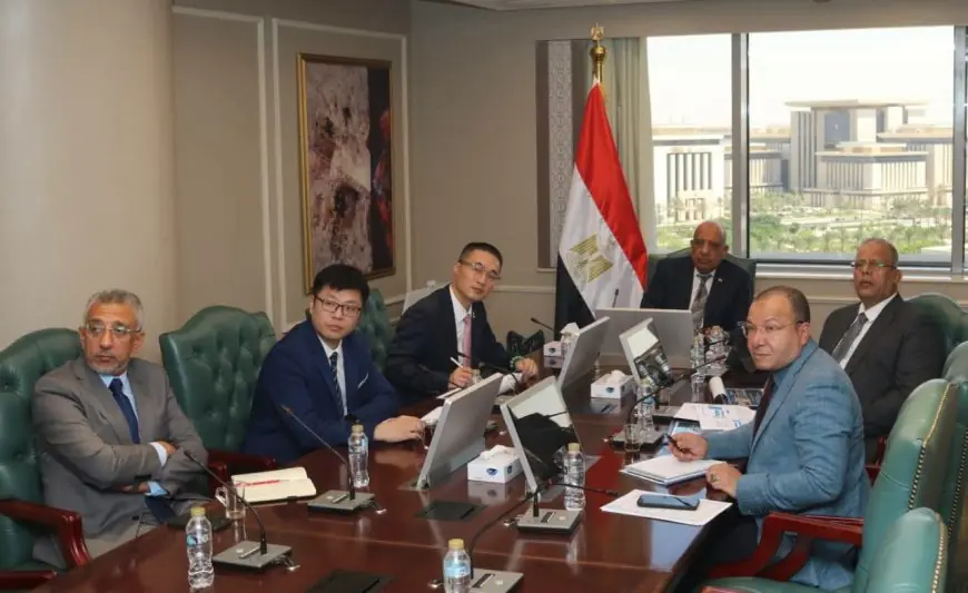 وزير الكهرباء يراجع تطورات مشروع تصنيع بطاريات تخزين الطاقة مع هواوي الصينية