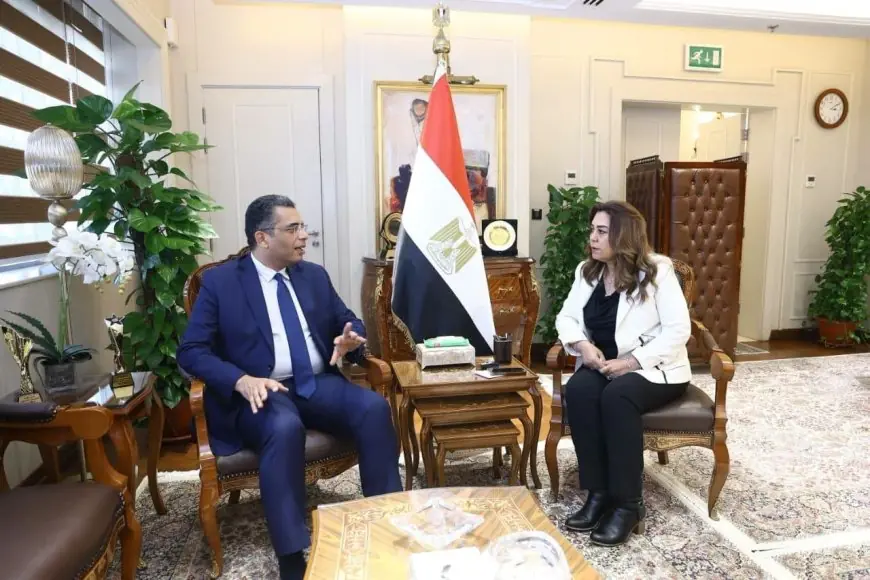 منال عوض تستعرض مبادرات التنمية ومنظومة المخلفات بمحافظة البحر الأحمر مع المحافظ