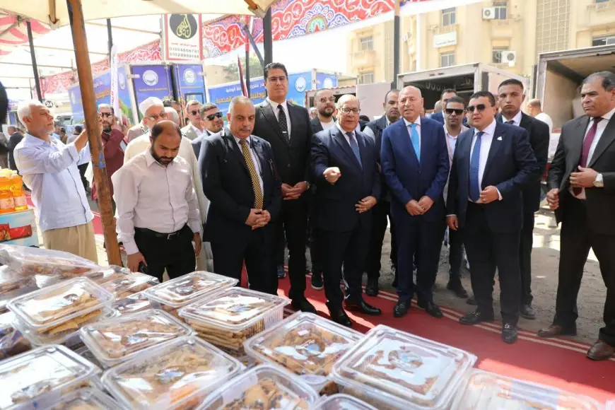 محافظ القاهرة يفتتح سوق اليوم الواحد بحي وسط بتخفيضات مذهلة تصل إلى 20%