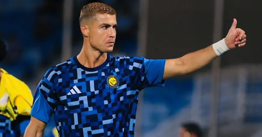 رونالدو يستقبل لاعبي النصر في الدمام قبل المواجهة الحاسمة ضد الاتفاق