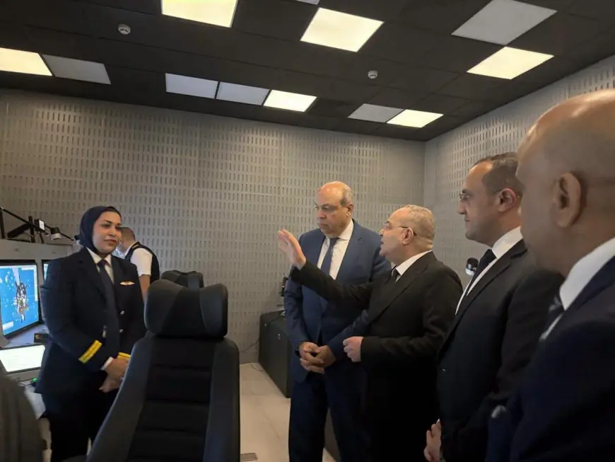 وزير الطيران المدني يشرف على بدء تشغيل الأنظمة الرادارية المتطورة في برج المراقبة بمطار القاهرة