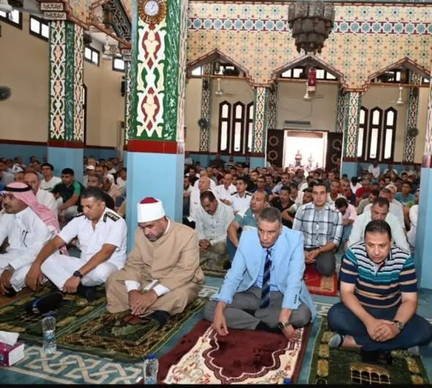محافظ جنوب سيناء يشارك أهالي دهب في صلاة الجمعة بمسجد الكوثر