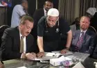 محافظ بورسعيد يدعم عروساً يتيمة في حفل زفافها بدلاً من والدها