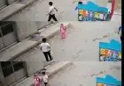 طفل يهاجم آخر أصغر منه في طريقه إلى المدرسة ويلقيه تحت سيارة