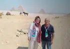 بطلة إعلان محمد صلاح تستكشف الأهرامات وتتألق بشالها في جولة سياحية ساحرة بمصر